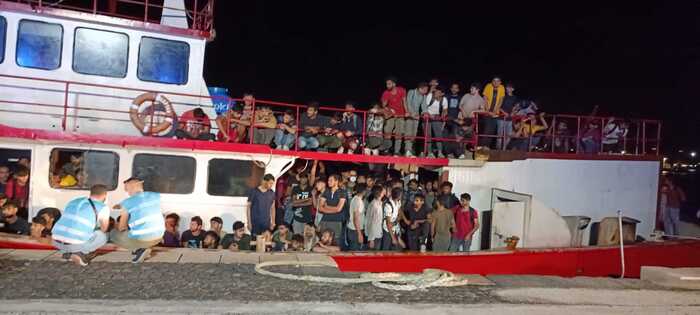 Sbarco di migranti a Crotone, in 252 su un peschereccio