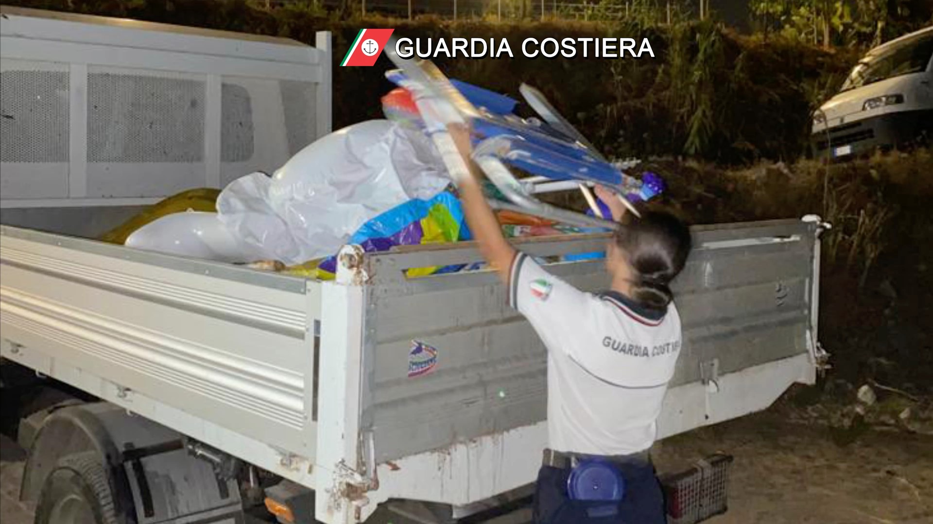 Parghelia: sequestrati ombrelloni e sdraio, in spiaggia anche di notte