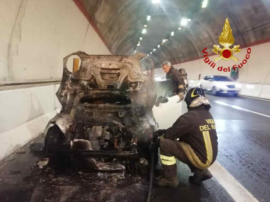 Villa San Giovanni (RC) – Auto prende fuoco nella galleria “Vardaru”. Immediato intervento dei Vigili del fuoco