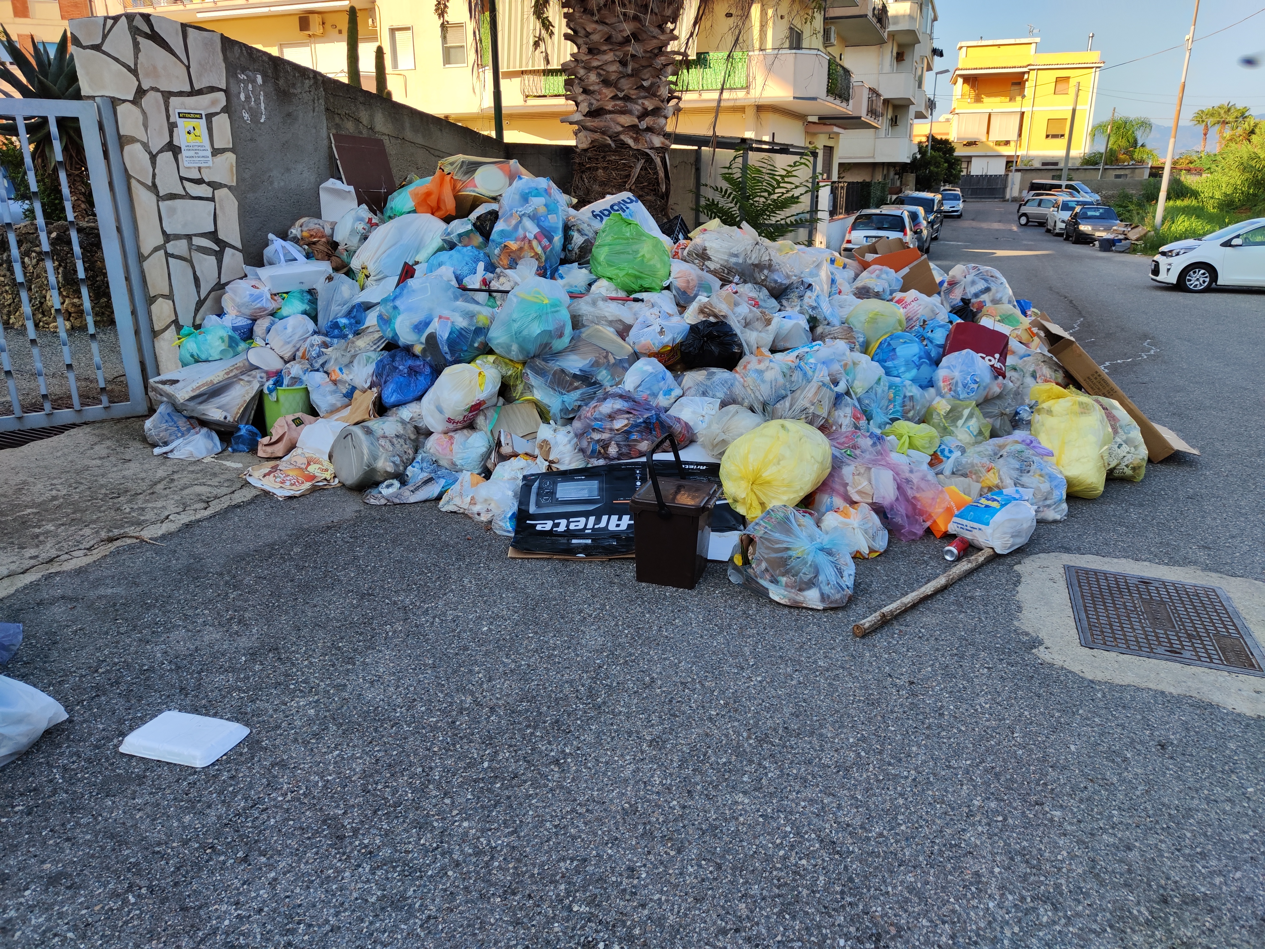 Reggio Calabria – Cumuli di rifiuti a Gallico,  la denuncia dei residenti