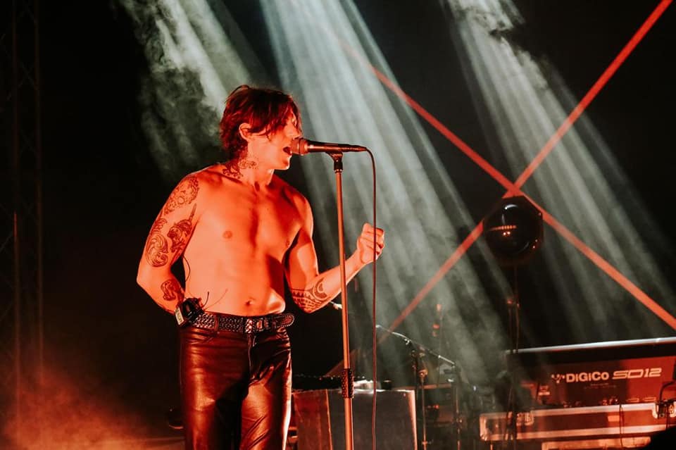Straordinario successo per Rkomi premiato per il Miglior Album nel festival “Fatti di Musica”