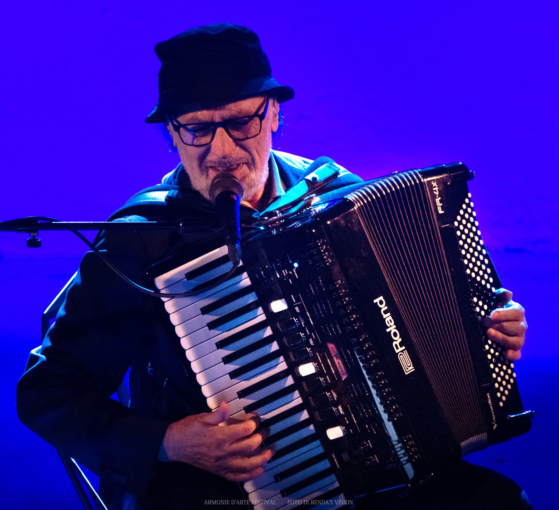 ​Eduardo De Crescenzo con “Avvenne a Napoli”: raffinato e poetico il concerto al porto di Tropea