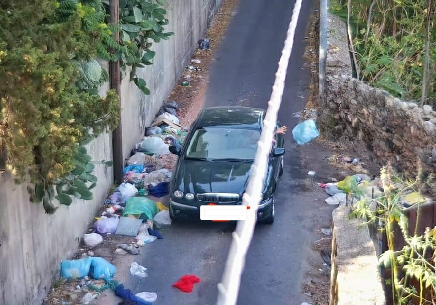 Reggio Calabria – Scoperto e denunciato il titolare di un’azienda che scaricava rifiuti in strada