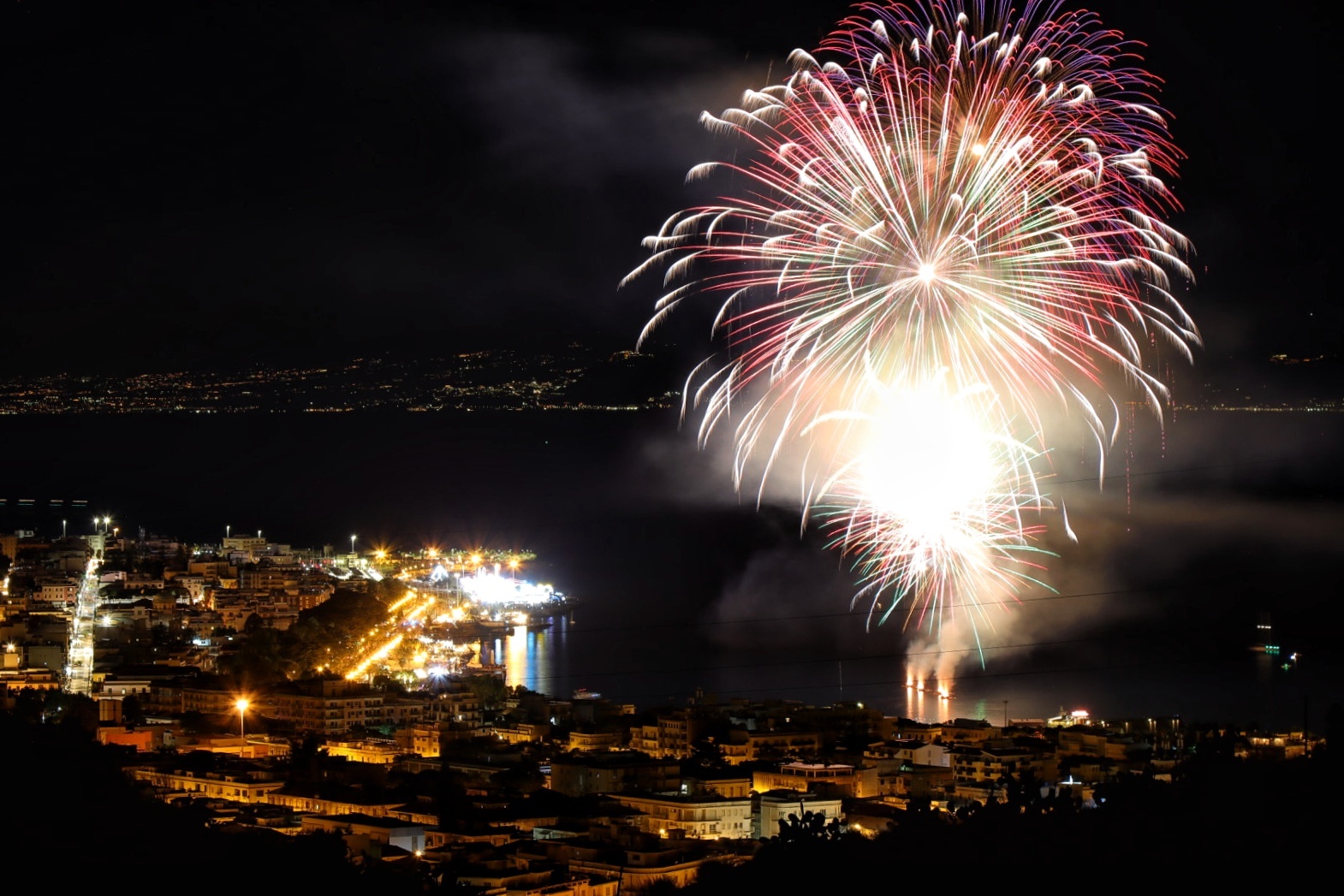 Reggio Calabria – Le immagini dei fuochi d’artificio che hanno concluso Festa di Madonna