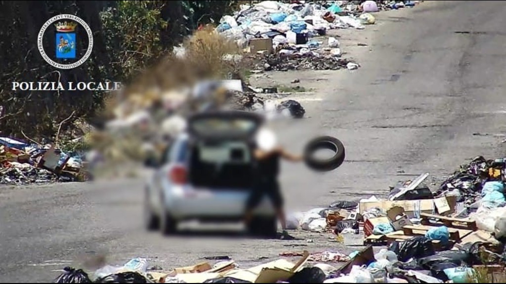 Reggio Calabria – Gommista beccato a gettare pneumatici in strada, denunciato e sequestrata l’attività