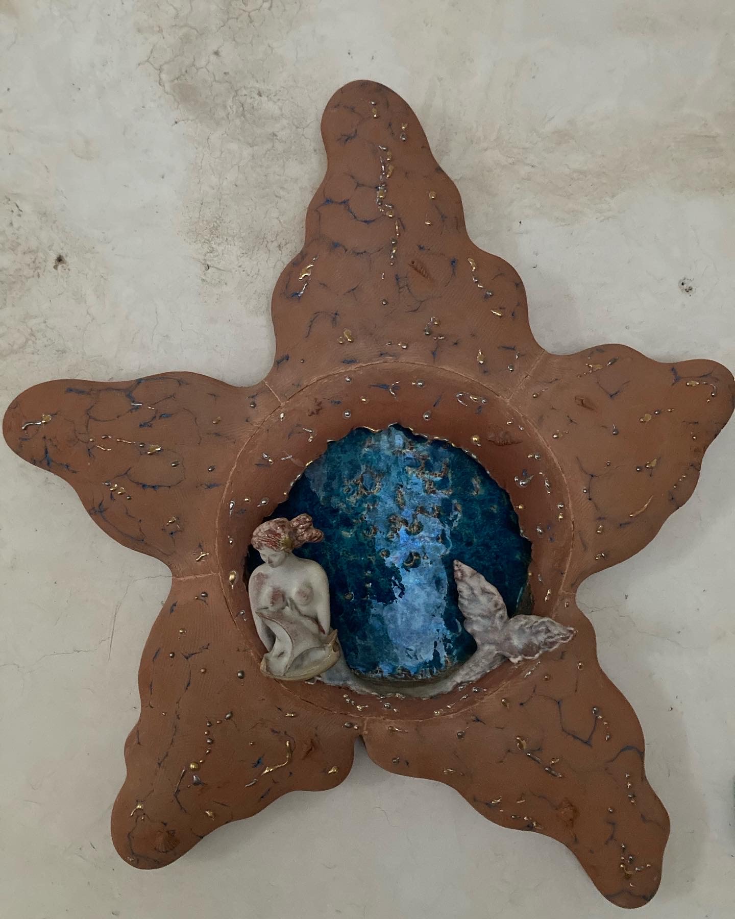 L’artista piacentino Gianfranco Budini dona a Scilla l’opera dedicata al suo mito