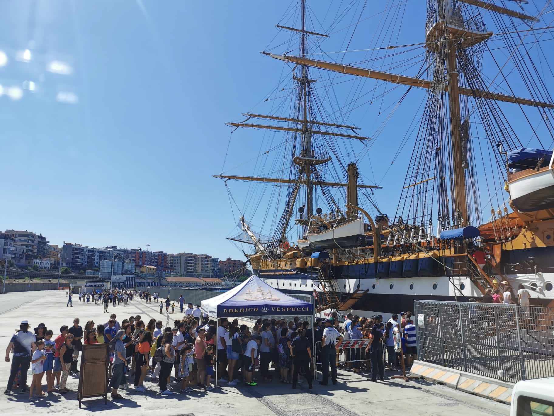L’Amerigo Vespucci omaggia i Bronzi di Riace