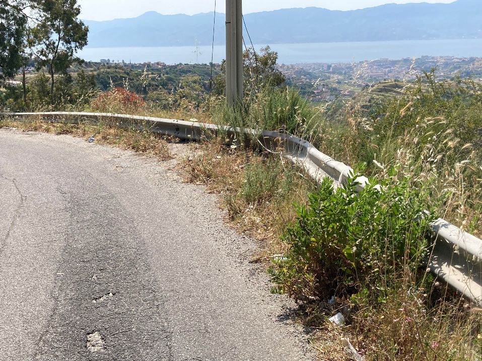 Incidente a Reggio Calabria: auto finisce in scarpata (FOTO). I residenti: “Successo quello che temevamo”