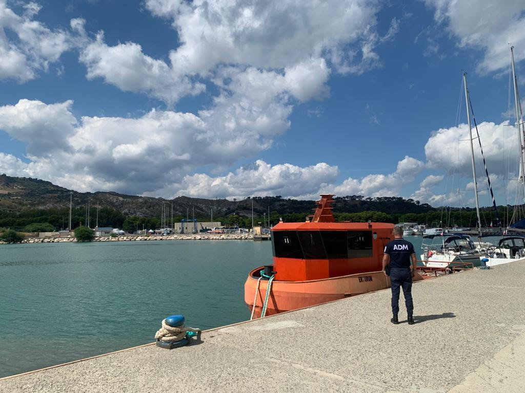 Ufficio Dogane consegna imbarcazione dei migranti destinata alla demolizione al Comune di Roccella Jonica