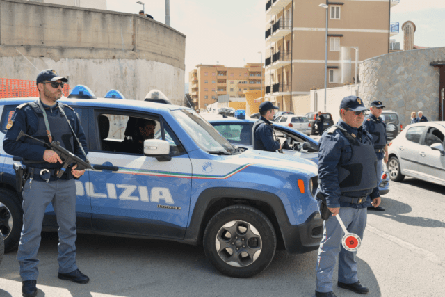 Reggio Calabria – Blitz nel quartiere di Ciccarello: trovate armi, stupefacenti e auto rubata