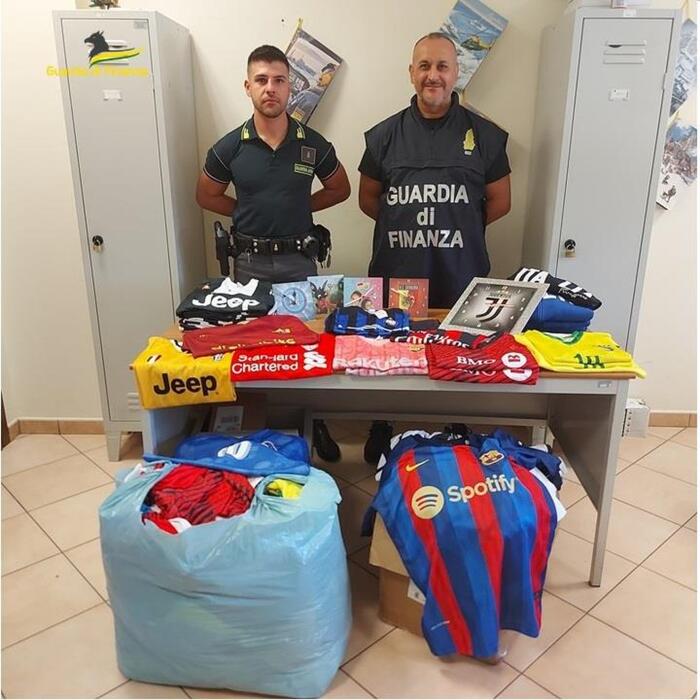 Contraffazione: sequestrati capi abbigliamento e orologi