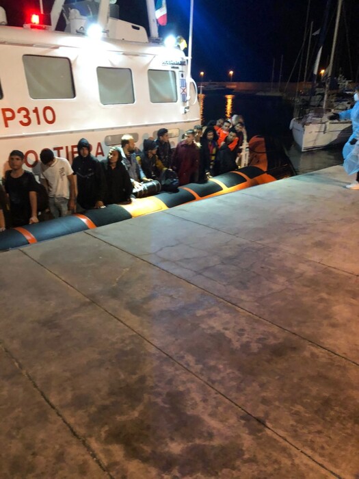 Migranti: nuovo sbarco nella Locride, arrivati in 196