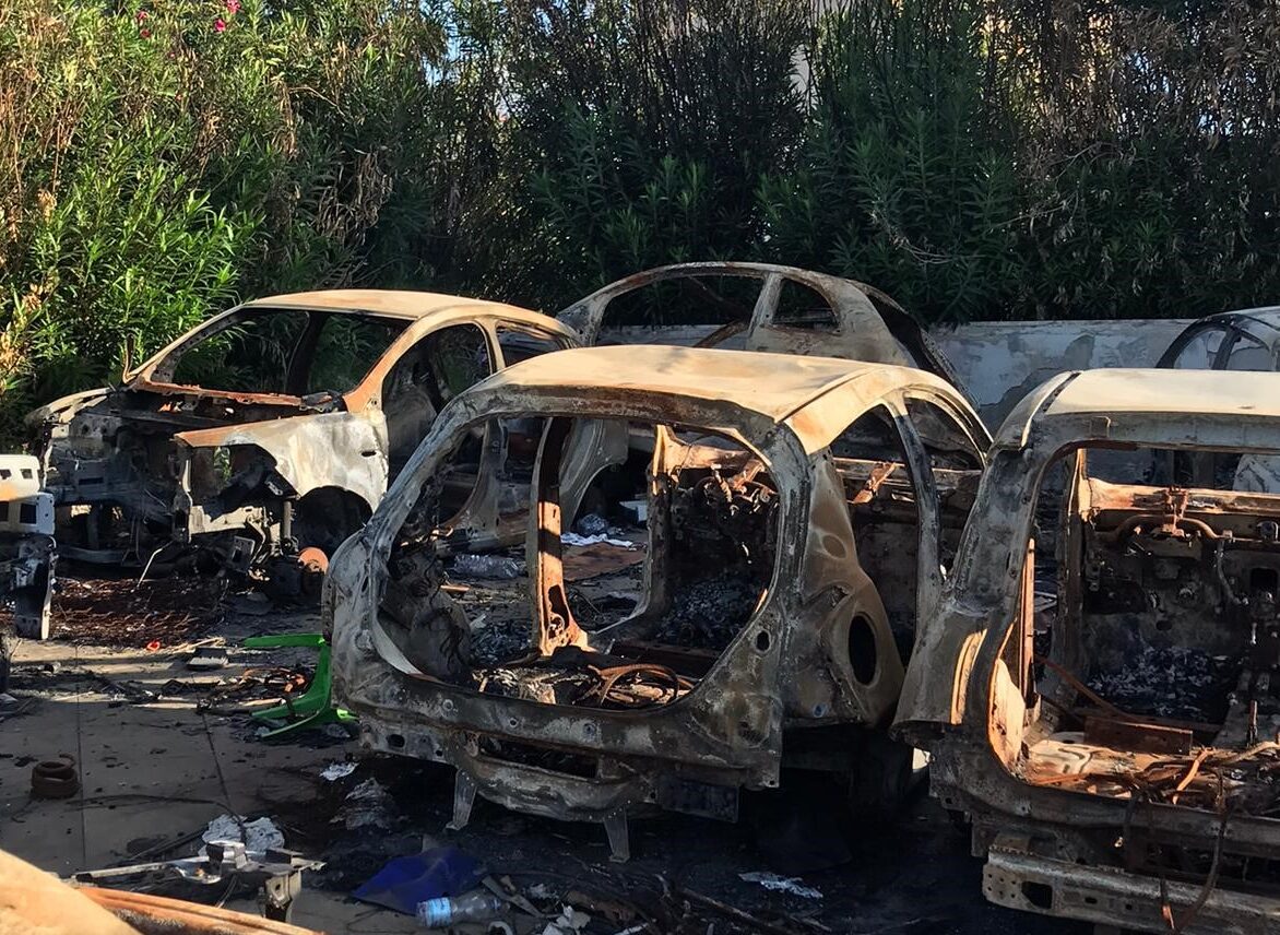 Reggio Calabria – Piazza trasformata in discarica abusiva di carcasse di auto, Carabinieri a caccia dei proprietari