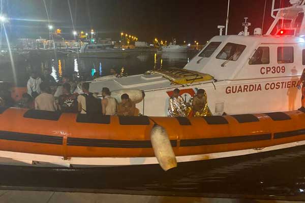 Nuovo sbarco di migranti a Roccella, a bordo un cadavere