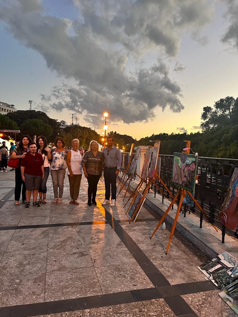 Reggio Calabria – Straordinario successo sul lungomare per le esposizioni degli artisti di “Arte in Movimento”