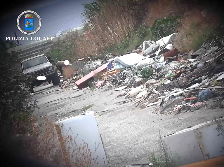 Rifiuti Reggio Calabria: individuati 3 responsabili di roghi, in arrivo 2800 sanzioni per smaltimento illecito
