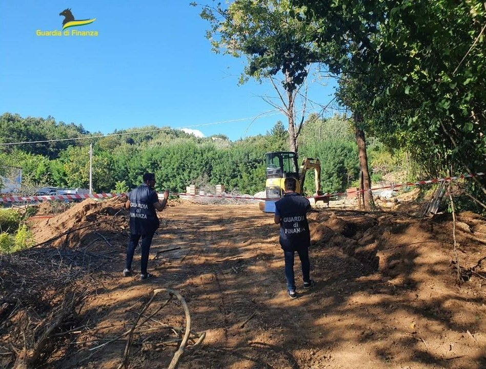 Sbancamento con mezzi meccanici nel Catanzarese, sequestrata area