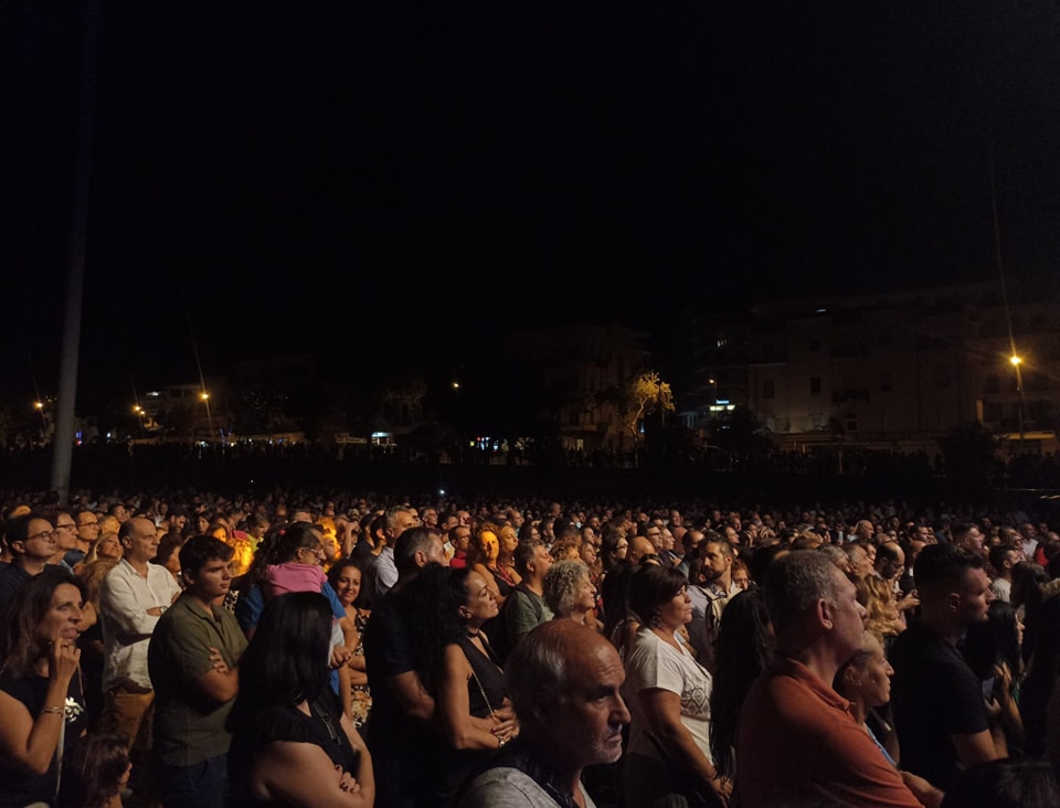 Reggio Calabria  – I Tiromancino prima stregati dai Bronzi, poi bagno di folla per il concerto
