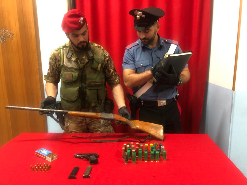 Trovato in possesso di armi e munizioni illegalmente detenute, un arresto nel crotonese