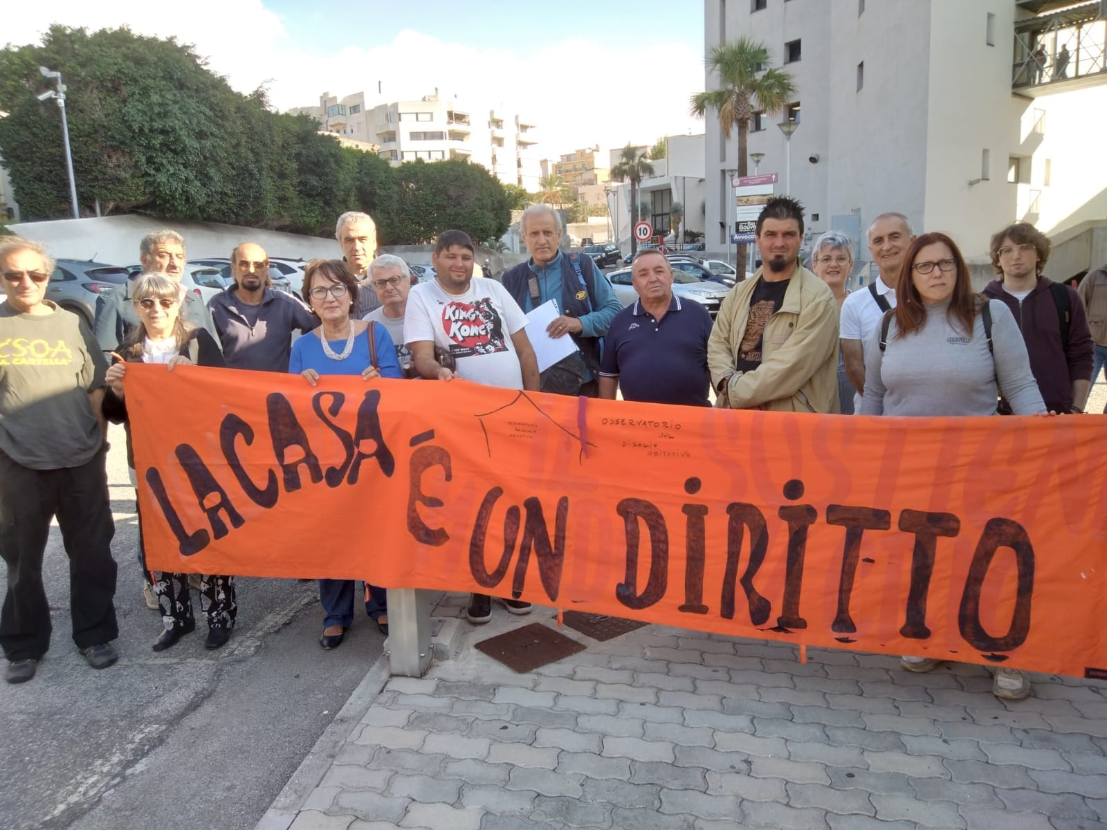 Reggio Calabria – Emergenza abitativa: protesta delle famiglie fuori dal Consiglio regionale