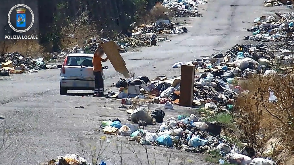 Reggio Calabria: beccato 60 volte a gettare rifiuti in strada, senza patente e con la revisione scaduta