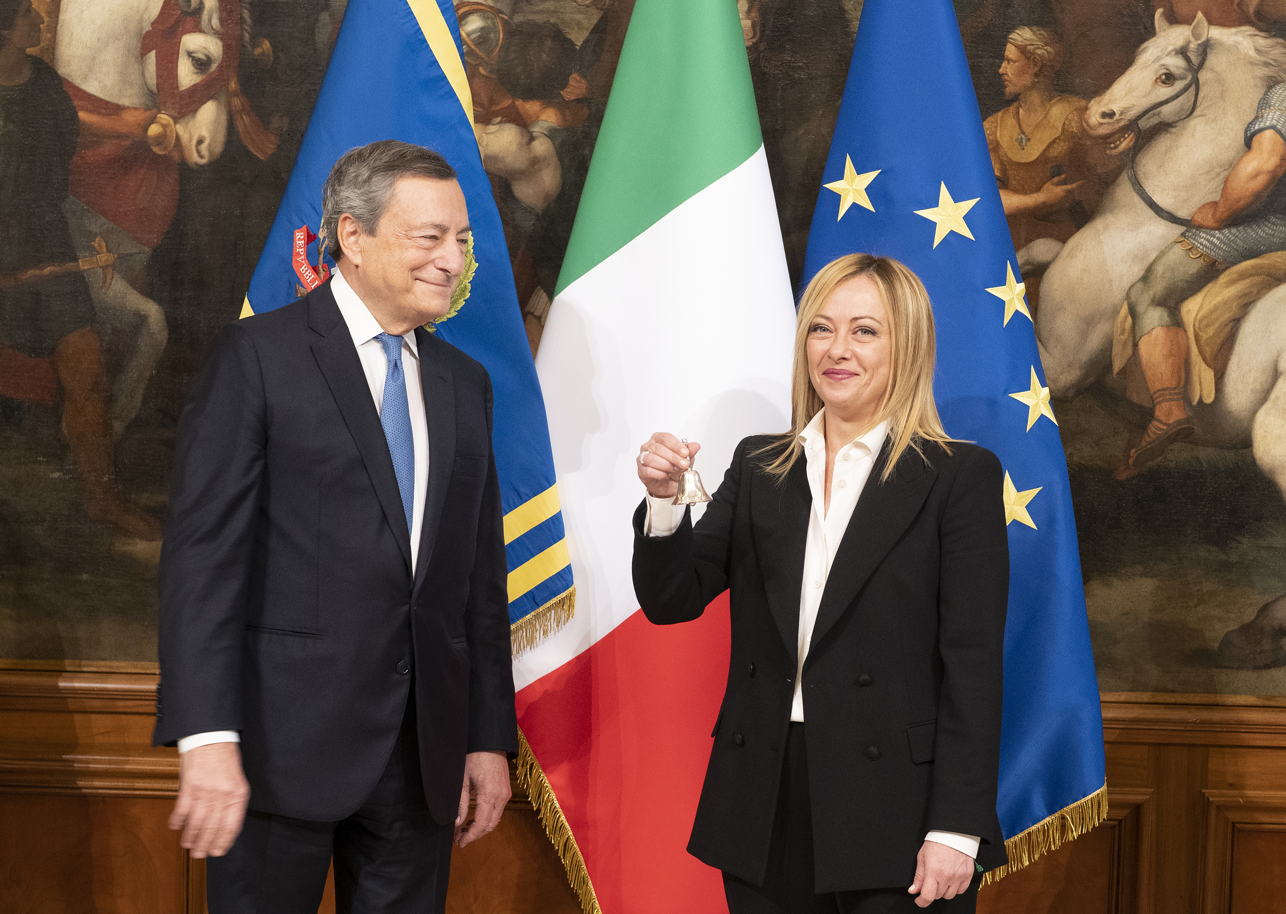 Finisce l’era Draghi, a Palazzo Chigi primo CdM con Giorgia Meloni premier: “Sarà una bella sorpresa”