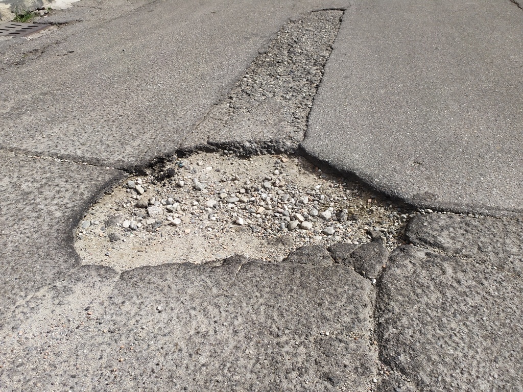 Reggio Calabria – Strade groviera: i pericoli di Via Botteghelle (FOTO)