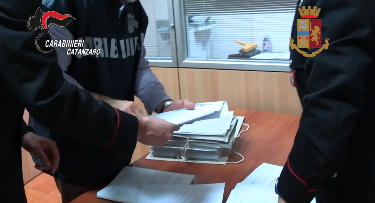 Falsificavano testamenti e  investivano i capitali, in manette 9 persone in Calabria