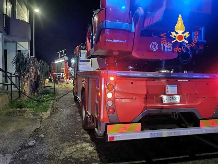 Tre morti e 4 feriti in incendio in appartamento a Catanzaro