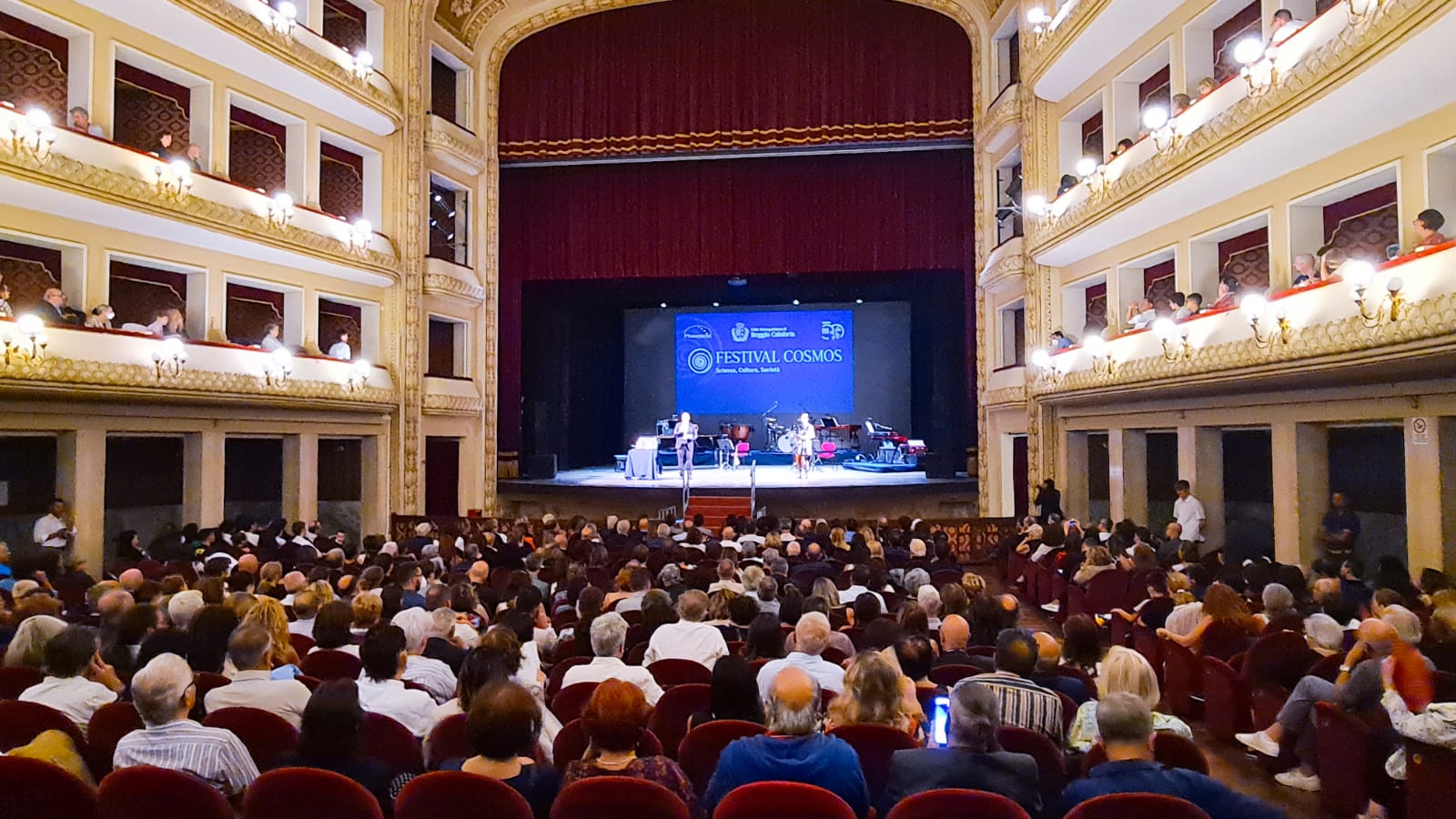 Cosmos 2022, gran finale al Teatro Cilea. La giuria incorona Jimena Canales e il Maestro Nicola Piovani incanta il pubblico