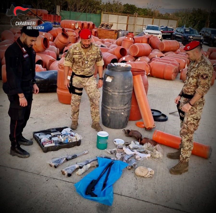 Carabinieri sequestrano droga ed un arsenale, arrestate due persone