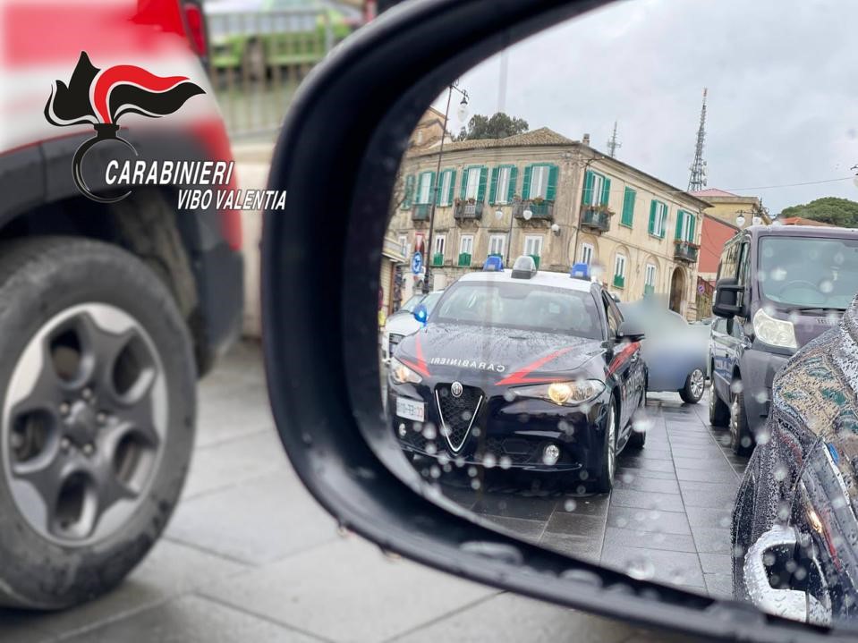 Tentano la truffa dello specchietto, due denunce