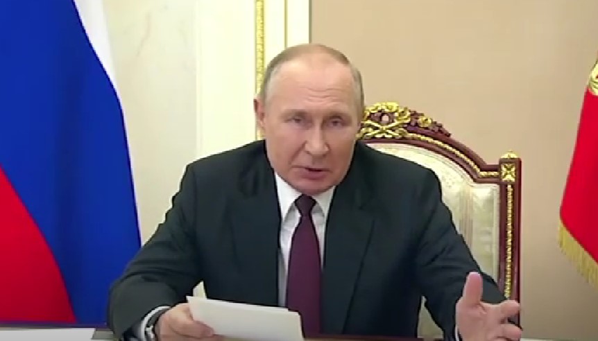 Ucraina, Putin: “Occidente gioca sporco. Vuole parate gay, non pretenda lo faccia la Russia. Inizia decennio pericoloso”