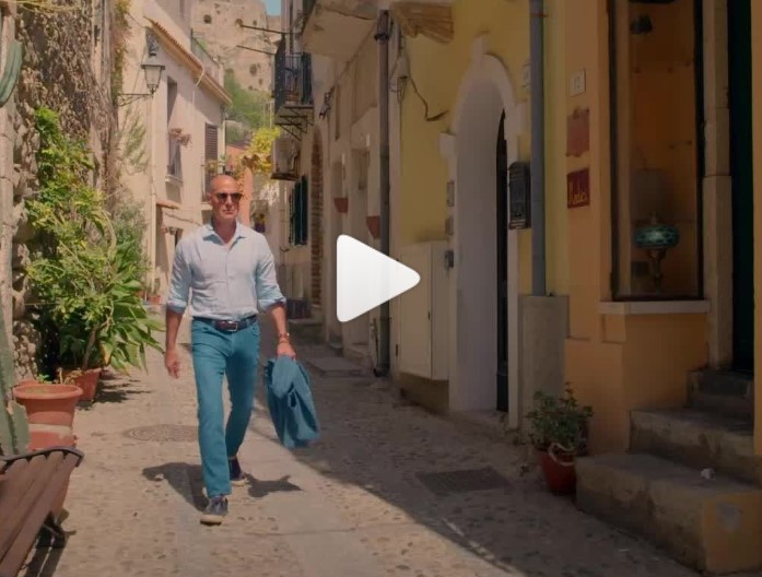(VIDEO) Le bellezze della Calabria sulla Cnn: lo speciale di Stanley Tucci, partito da Reggio e Scilla