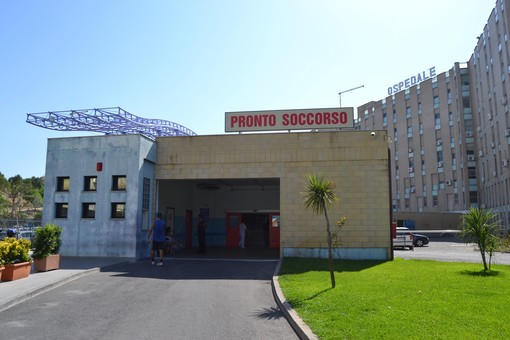 Voleva incendiare l’ospedale, poi si cosparge di liquido infiammabile e minaccia di darsi fuoco, arrestato