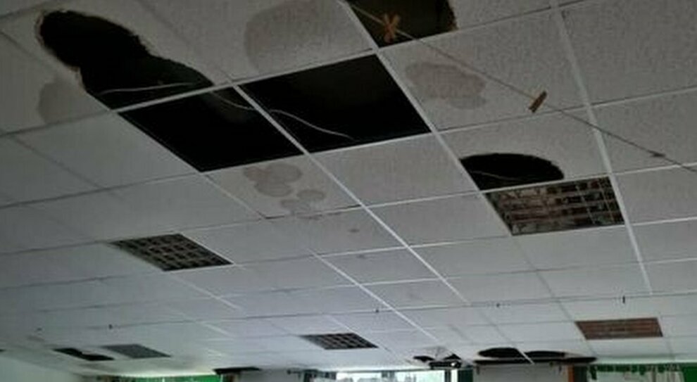 Reggio Calabria – Cade il controsoffitto in una scuola, duro attacco di Ripepi: “Nostri figli in pericolo”