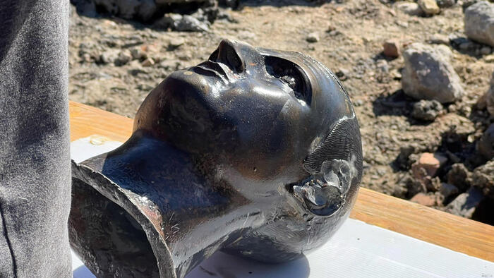 L’acqua restituisce 24 bronzi, c’è chi li paragona a quelli di Riace