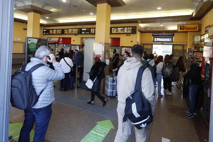 Terremoto nelle Marche – Treni fermi, scuole chiuse