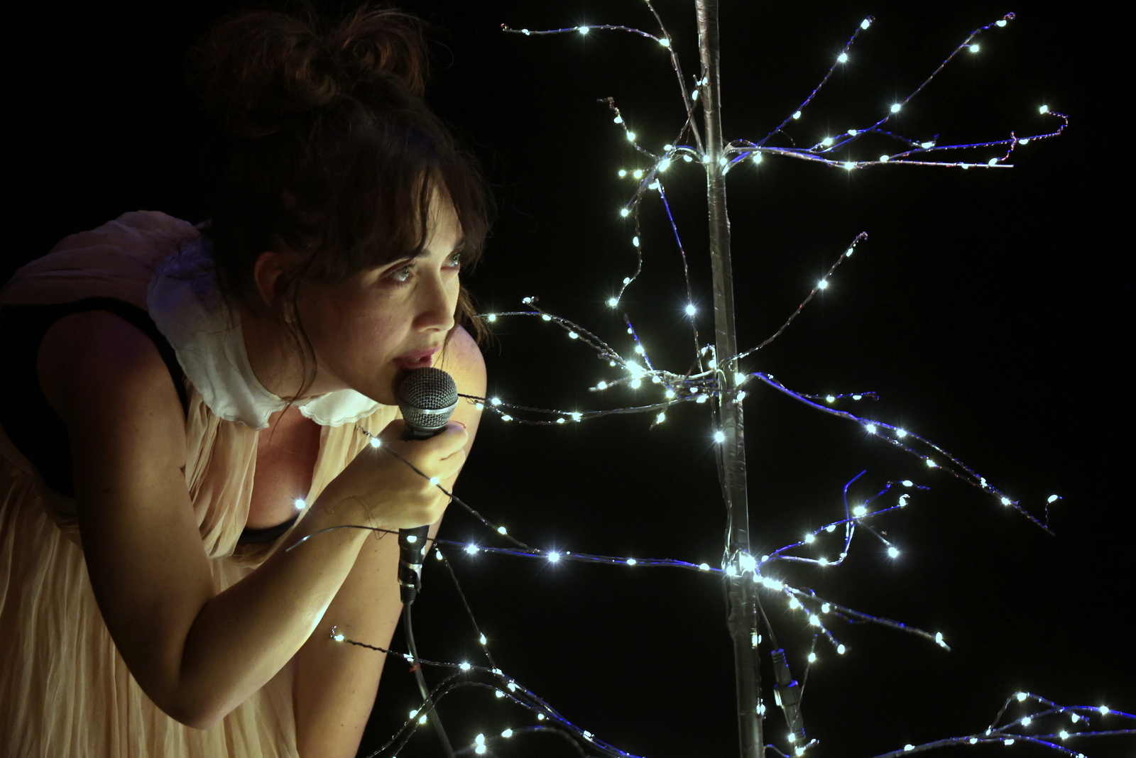 Festival d’Autunno, standing ovation per l’istrionica Chiara Francini