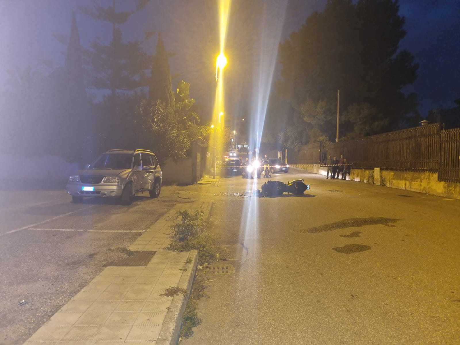 Grave incidente a Reggio Calabria: coinvolte una moto ed un’auto (FOTO)