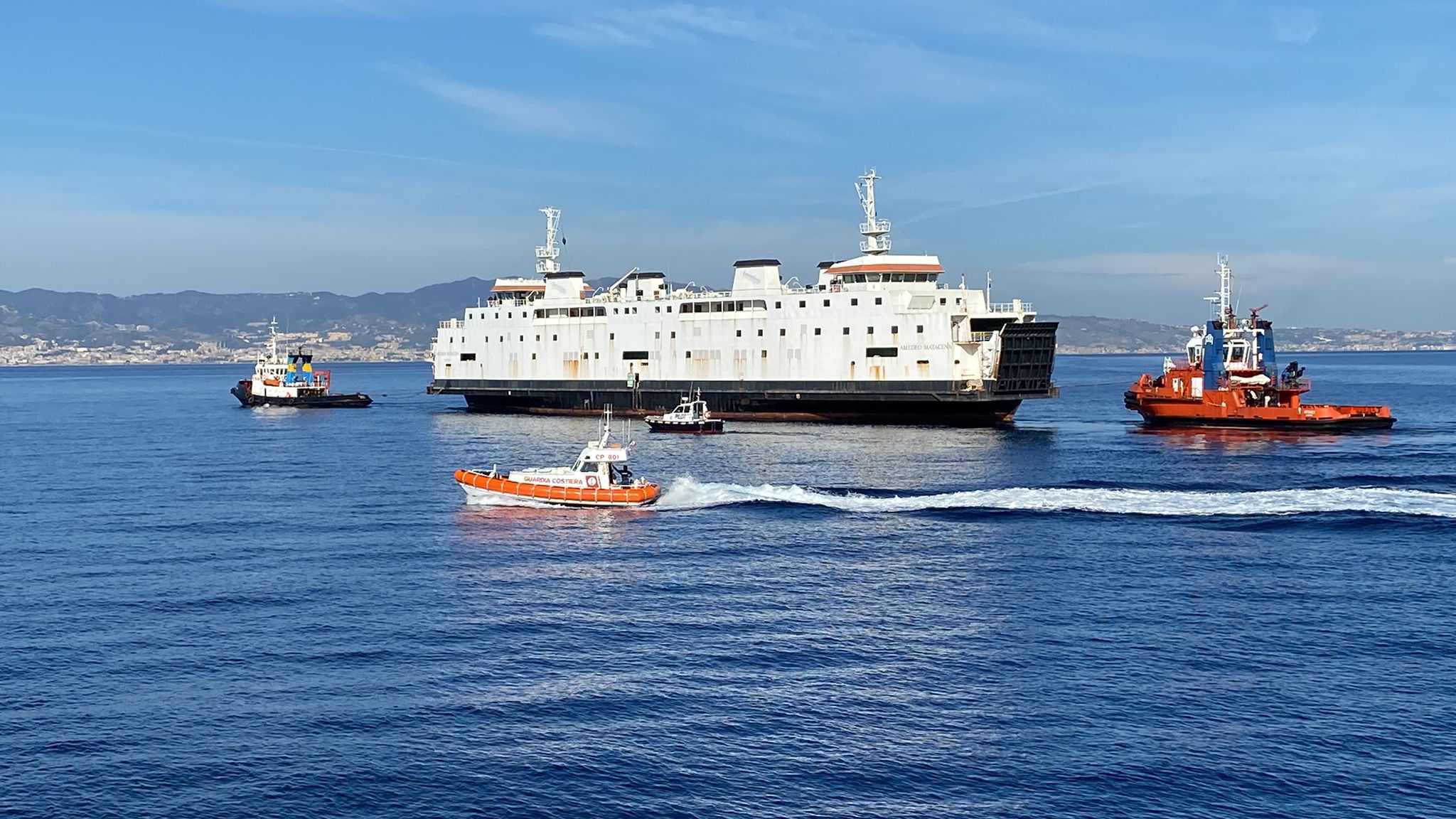 La nave “Amedeo Matacena” lascia definitivamente il porto di Reggio Calabria