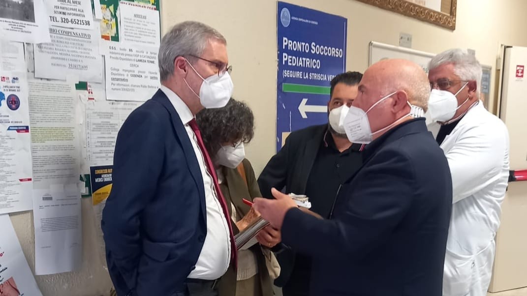 Laghi in visita al Pronto Soccorso e al Cup di Cosenza: “assumere subito e a tempo indeterminato”