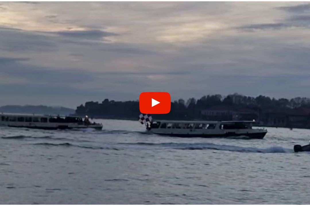 Venezia-Reggina, i vaporetti vestiti d’amaranto solcano la Laguna: il video suggestivo
