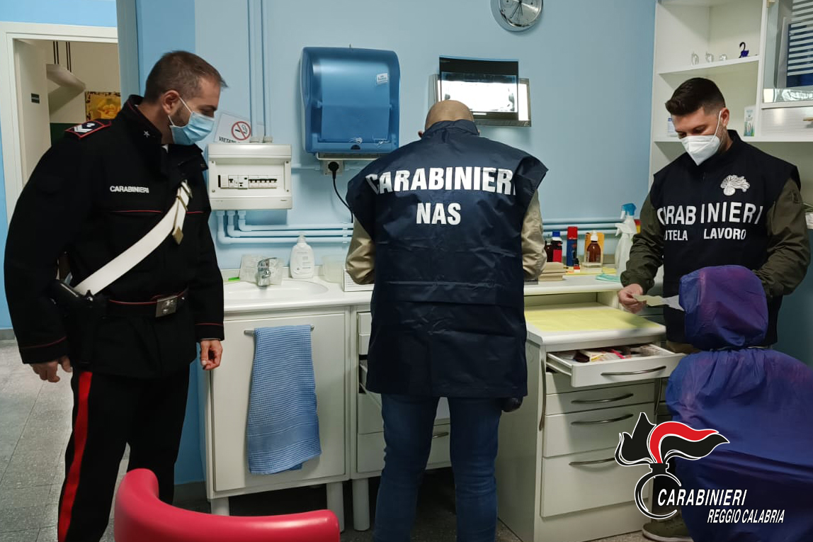 Reggio Calabria – Dentista senza alcun titolo utilizzava anestetici scaduti, denunciato