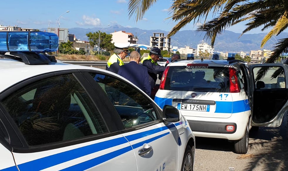 Reggio Calabria, furbetto stanato: 160 multe con un’auto non sua, pendenze per migliaia di euro