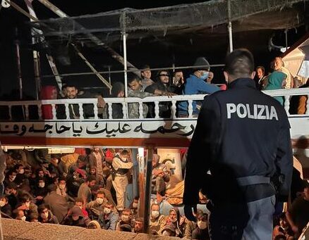 Migranti: nuovo maxisbarco a Crotone, arrivati in 456