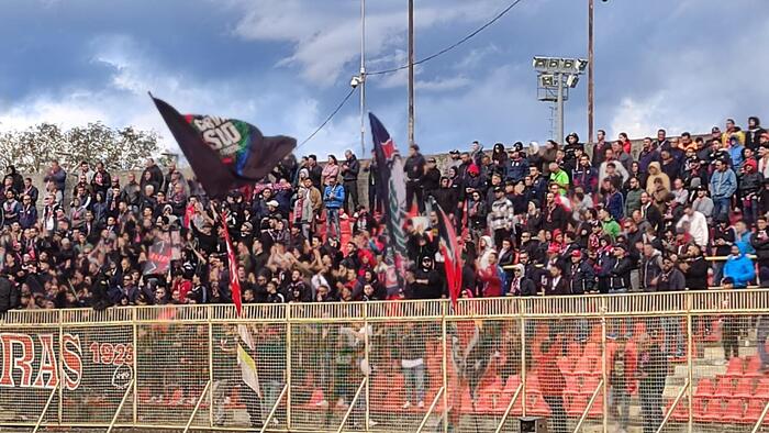 Catanzaro-Crotone si trasforma in guerriglia urbana: bus assaltati e sassaiole