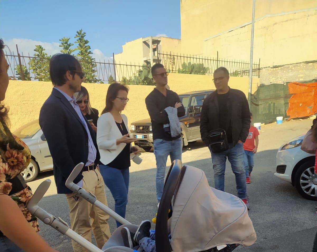 Reggio Calabria – Scuola di San Sperato finalmente aperta. Pulizie e trasloco a carico dei genitori