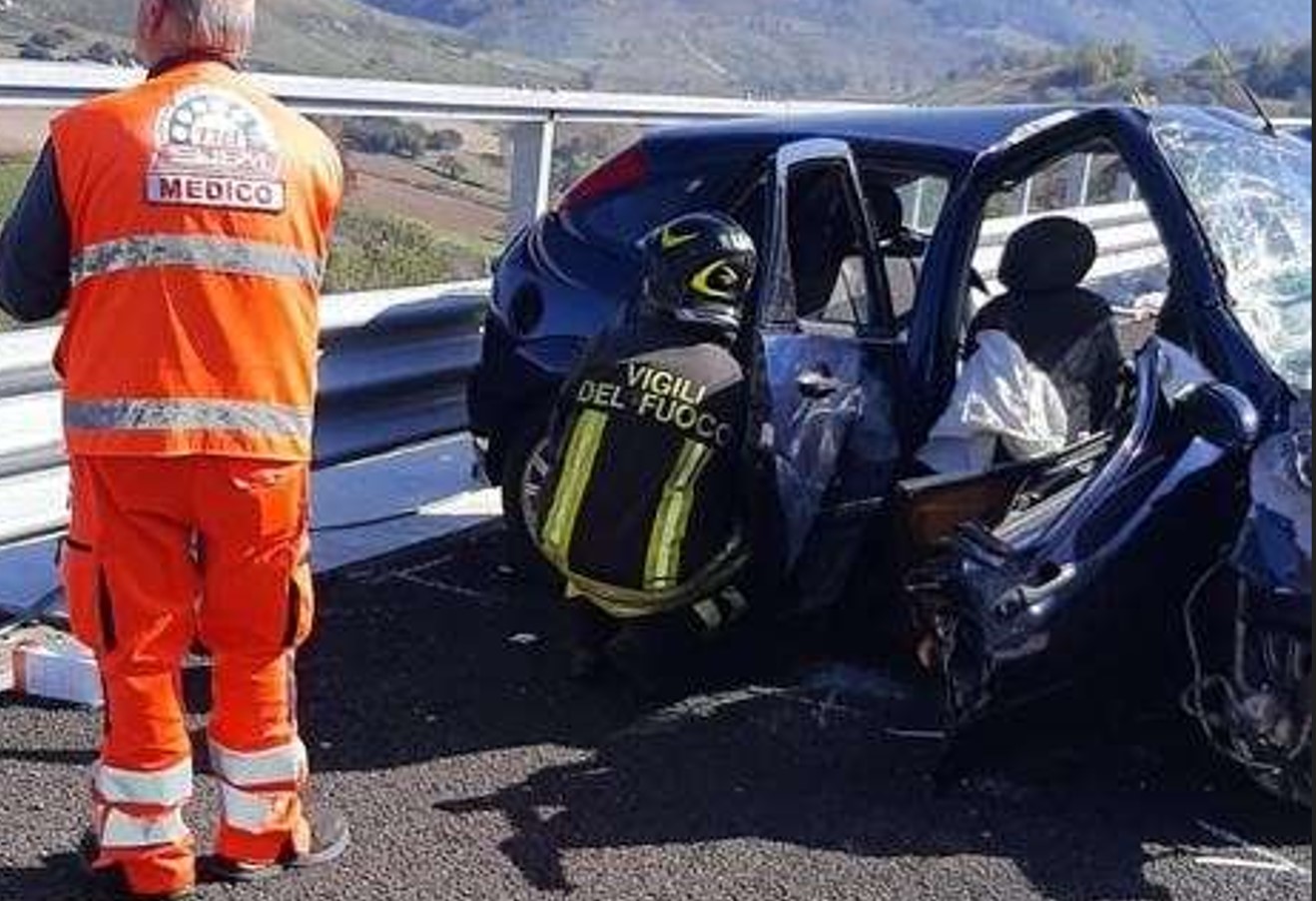 Brutto incidente nel tratto calabrese della Salerno- Reggio Calabria: intervento dei Vigili del Fuoco (FOTO)