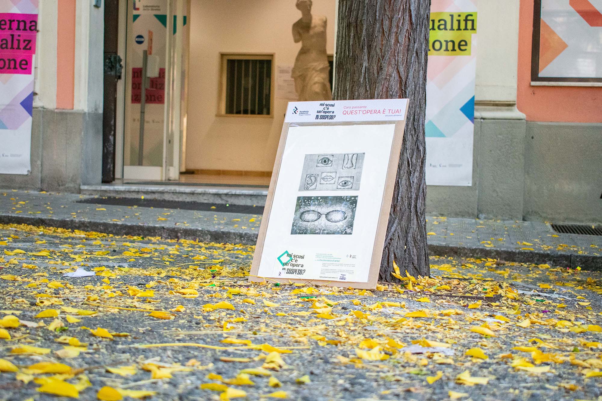 Le strade di Reggio Calabria si riempiono d’arte con l’iniziativa “Mi scusi c’è un opera in sospeso?” (FOTO)